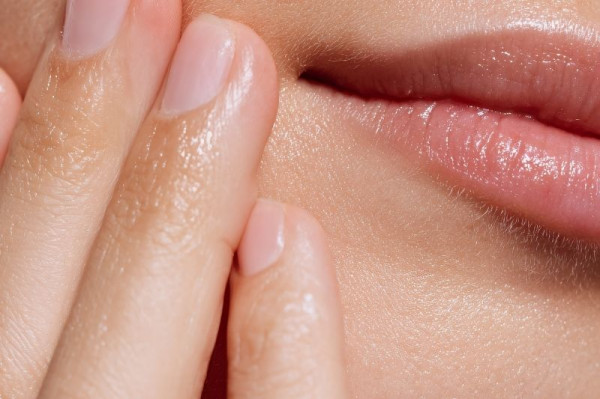 Mani e labbra secche in inverno: cause, rimedi e la combo Blistex che fa la differenza