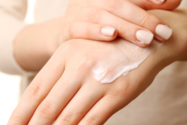Mani con pelle sensibile: cause, sintomi e rimedi