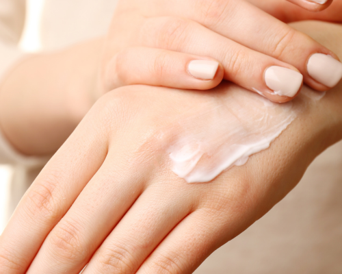 Mani con pelle sensibile: cause, sintomi e rimedi