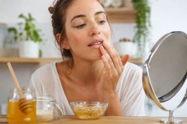 Maschera labbra fai da te e trattamenti mirati: un inno alla morbidezza e all’idratazione