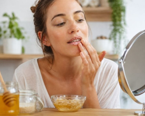 Maschera labbra fai da te e trattamenti mirati: un inno alla morbidezza e all’idratazione