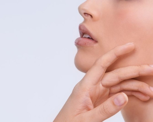 Pelle sensibile di mani e labbra: cause, sintomi e rimedi efficaci