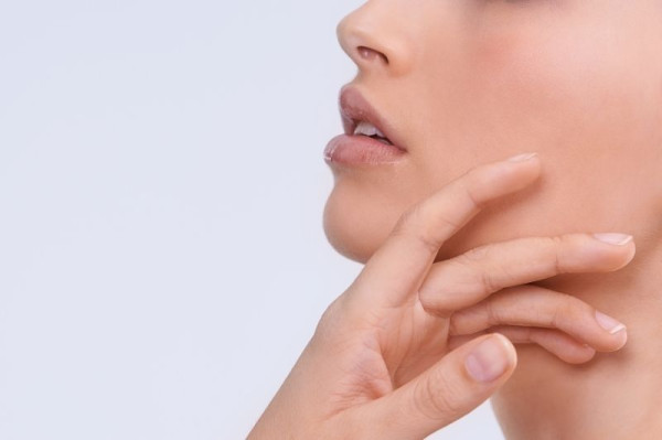 Pelle sensibile di mani e labbra: cause, sintomi e rimedi efficaci